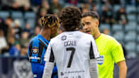 Oliver Reitala puhuttelee VPS:n Alfie Cicalea ja Interin Loic Essombaa.