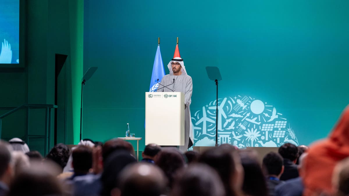 YK:n ilmastokokouksen puheenjohtaja Sultan Al Jaber. Kuva: Juha Kivioja / Yle