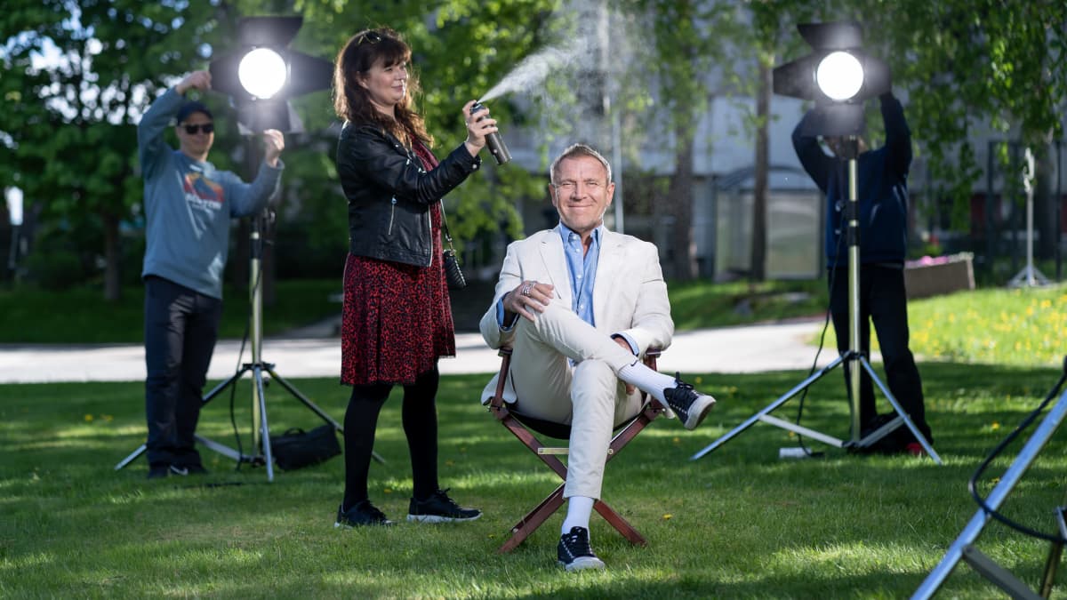 Elokuvaohjaaja Renny Harlin, Helsinki, 30.5.2020. Kuvassa myös meikkaaja Heidi Reponen.