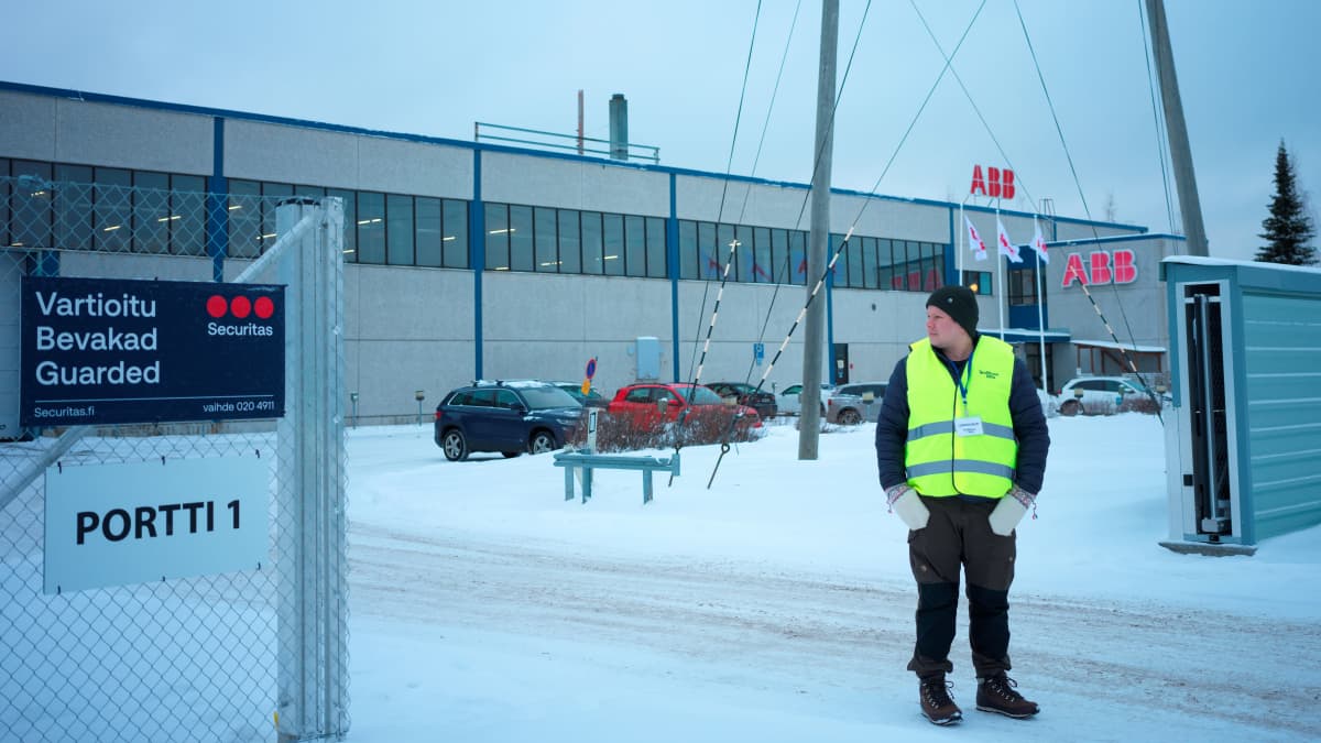 Lakkovahti seisoo Oulun tehtaan portilla. 