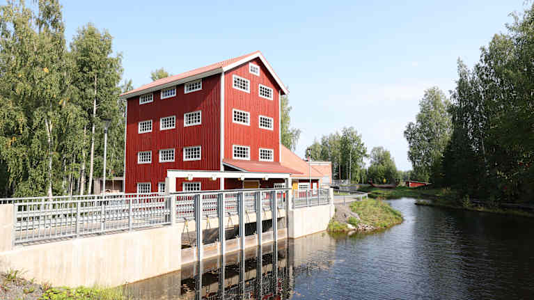 Punainen vanha myllyrakennus Kiteen Puhoksessa. 