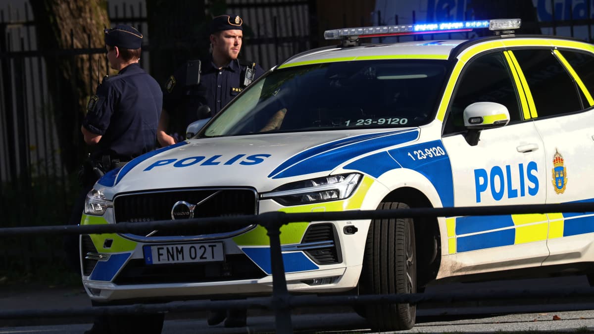 Ruotsin poliisin partio Örebrossa, 13. elokuuta 2023.