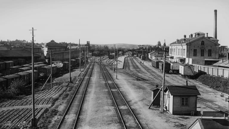 Mustavalkoinen kuva Tampereen ratapihalta 1920-luvulla.