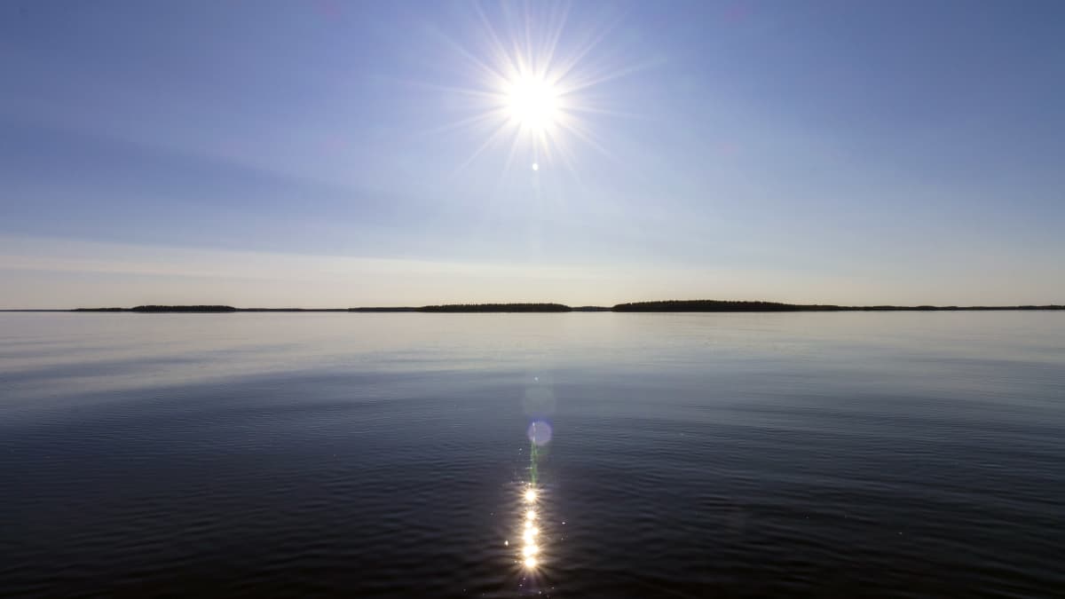 Aurinkoinen ja tyyni kesäpäivä Pyhäjärvellä. 