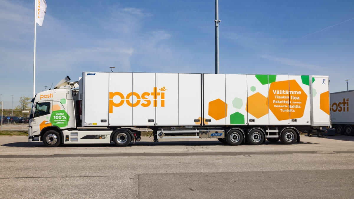 Sähkörekka Postin logistiikkakeskuksen pihalla.