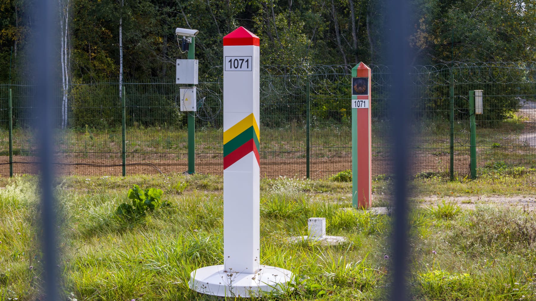 Liettuan ja Valko-Venäjän rajatolpat Medininkain suljetulla raja-asemalla.