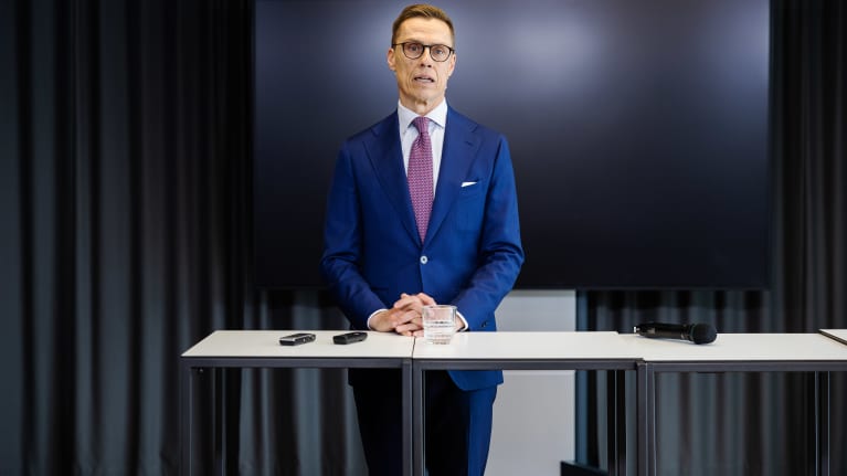 Alexander Stubbin tiedotustilaisuudessa toimittajia kiinnosti erityisesti Suomen ja Venäjän suhde. Kuva: Silja Viitala / Yle