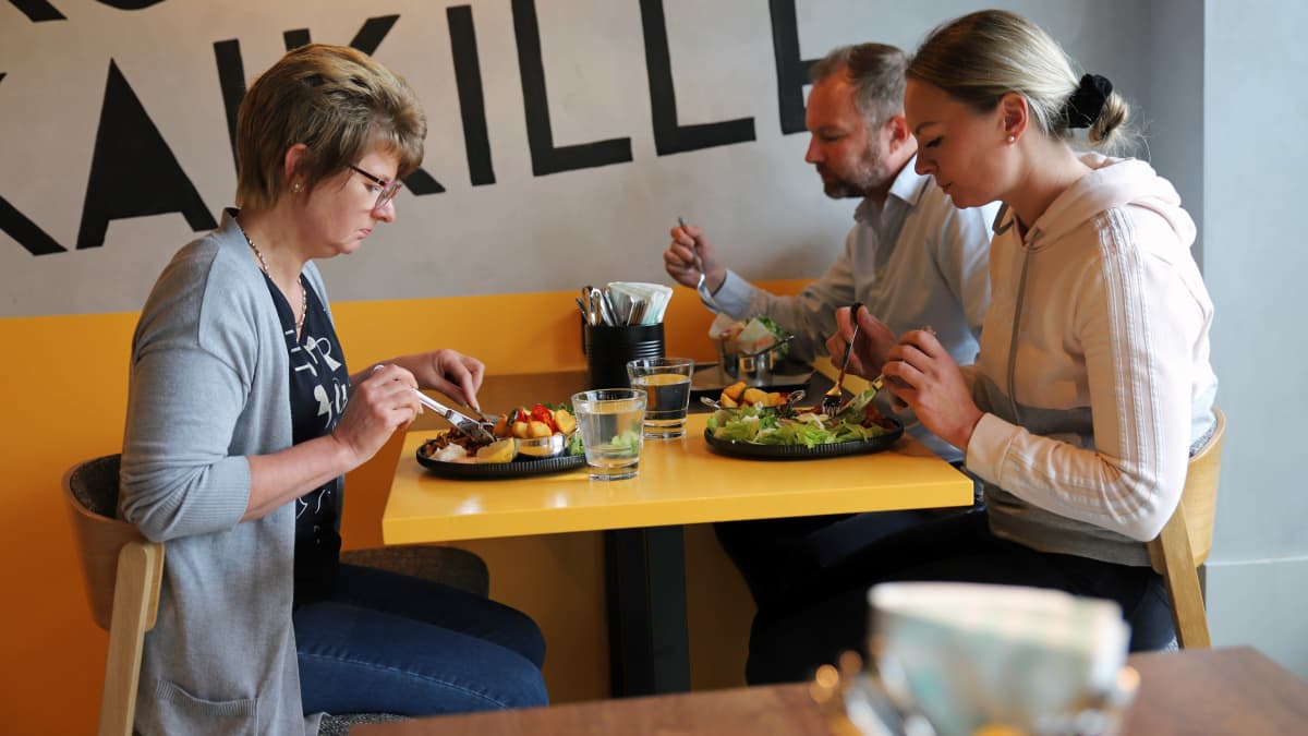 Minna Rasa, Petri Seppänen ja Jenna Järvinen syömässä lounasta ravintola Babistassa Mikkelissä.