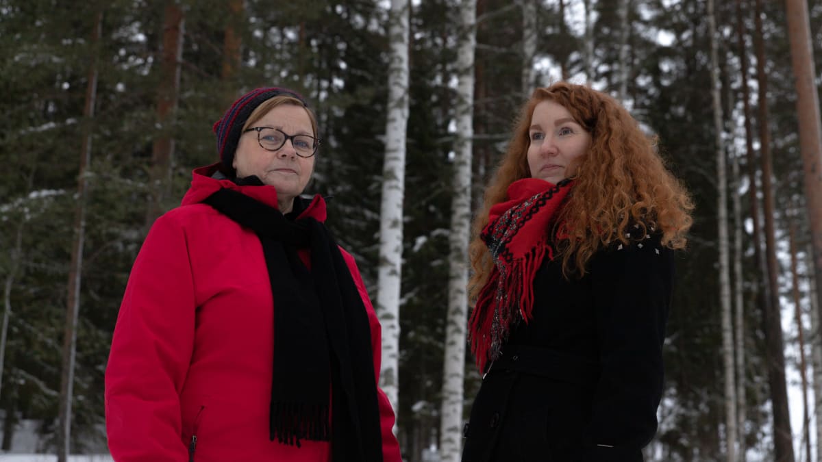 Kaija Komulainen ja Jenni Sasaki poseeraa kameralle.