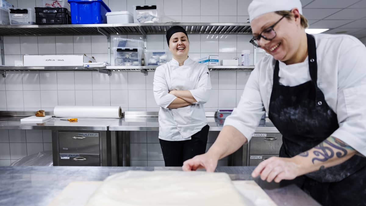 Juulia Hagel ja Hanna Kekkonen kouluttautuvat leipomoalalle.