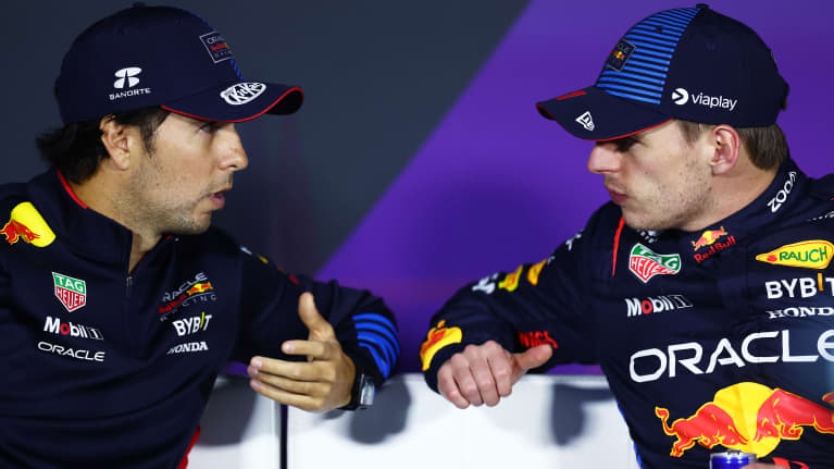 Red Bullin Sergio Perez ja Max Verstappen keskustelevat kisan jälkeen otettuaan kaksoisvoiton Bahrainin GP:ssä 2024.