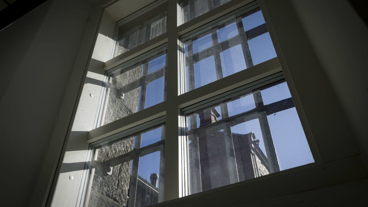 Helsingin vankilan kirjaston luokkahuoneen ikkunat ovat suojattu kaltereilla