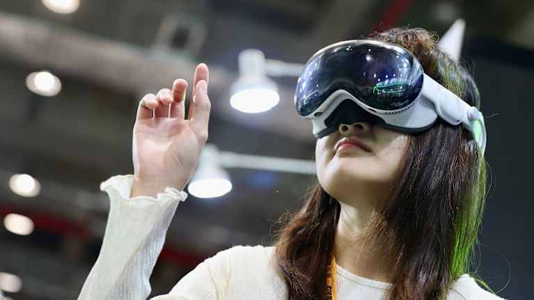 Henkilöllä on päässään Applen virtuaalitodellisuuslasit. 