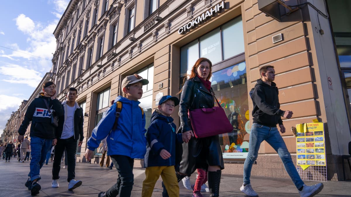 Ihmisiä kävelee kyrillisillä kirjoitetun Stockmann-kyltin editse Pietarissa Venäjällä.