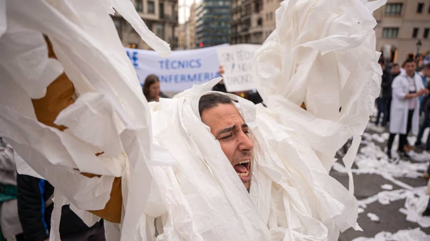 Mies kääriytynyt vessapaperiin hoitajien lakkomielenosoituksessa Espanjassa.
