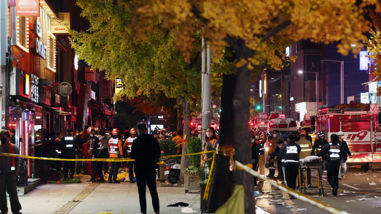 Poliisin eristysnauhoja, ihmisiä kadulla.