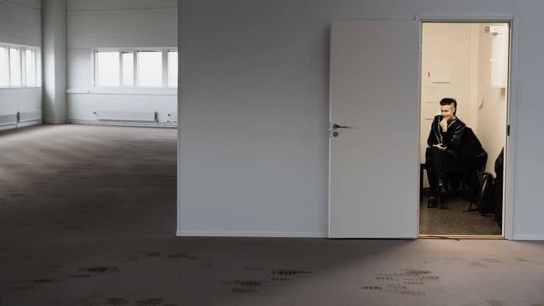 Emilia Kokko haastattelussa tyhjän esitystilan keittiössä.