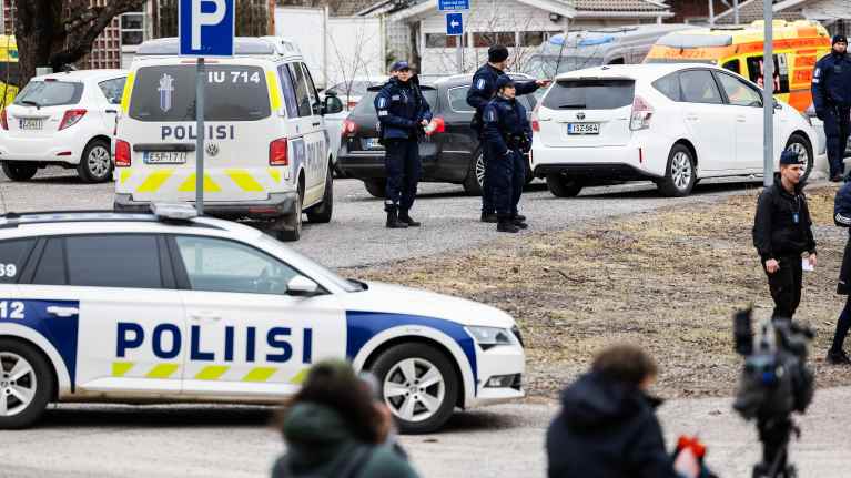 The police were quickly on the scene when there was a shooting at the school in Vantaa. Photo: Silja Viitala / Yle