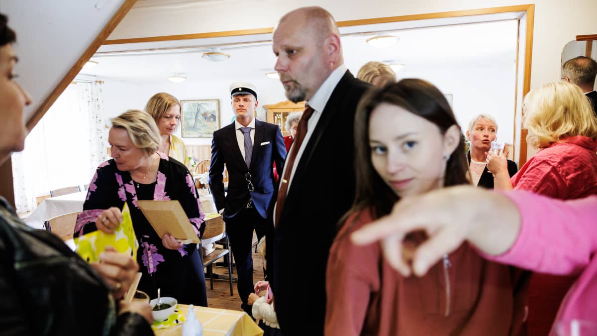 Urho Helenius juhli ylioppilakkiaan sukunsa ja perheensä kanssa Talin siirtolapuutarhan kerhotalolla.