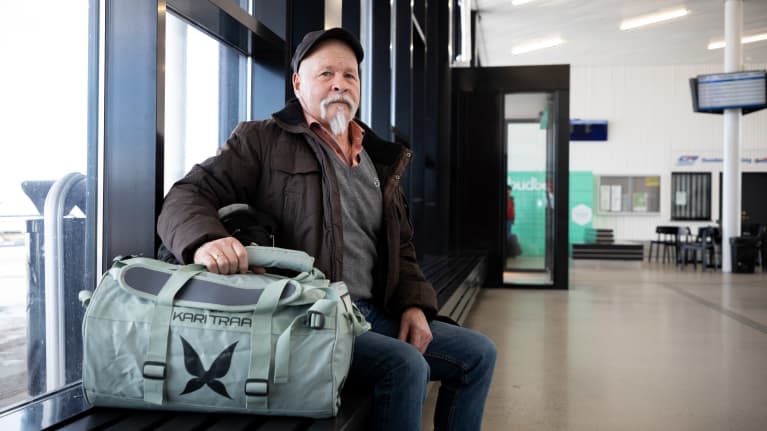 Ruotsalaismies istuu matkatavaroineeen odottamassa jatkoyhteyttä Tornio-Haaparannan matkakeskuksessa. 