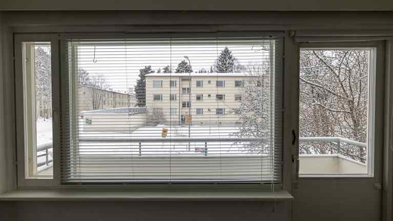 Tyhjä, remontoitava ja myynnissä oleva asunto Puotilassa, Helsingissä. Näkymä olohuoneen ikkunasta.