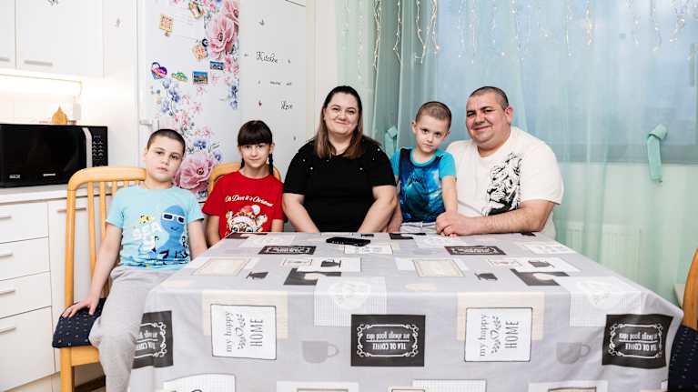 Petrenkon perhe: Matvii, Polina, äiti Tetiana, Artem ja isä Vitalii kotona Forssassa. Kuva: Silja Viitala / Yle
