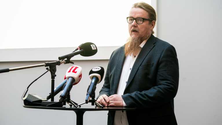 Auto- ja Kuljetusalan Työntekijäliiton AKT:n puheenjohtaja Ismo Kokko puhuu tiedotustilaisuudessa.