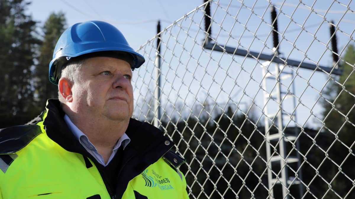 Järvi-Suomen Energian toimitusjohtaja Arto Nieminen, taustallaan piensähköasema. Etelä-Savo 13.10.2023.