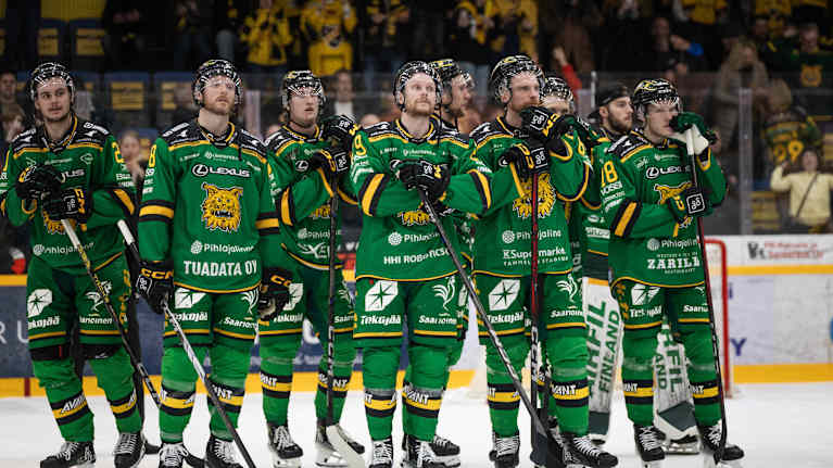 Ilveksen pelaajat pettyneinä välierätappion jälkeen.