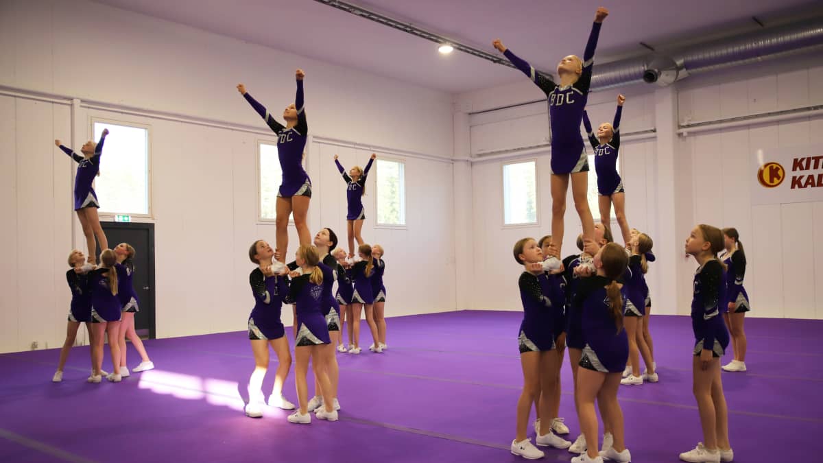 Black Diamond Cheerleadersin 2011-2009 -syntyneiden kilpajoukkue Mirage