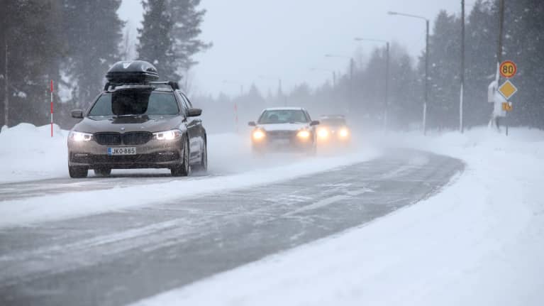 Autoja talvisella kantatiellä 79.