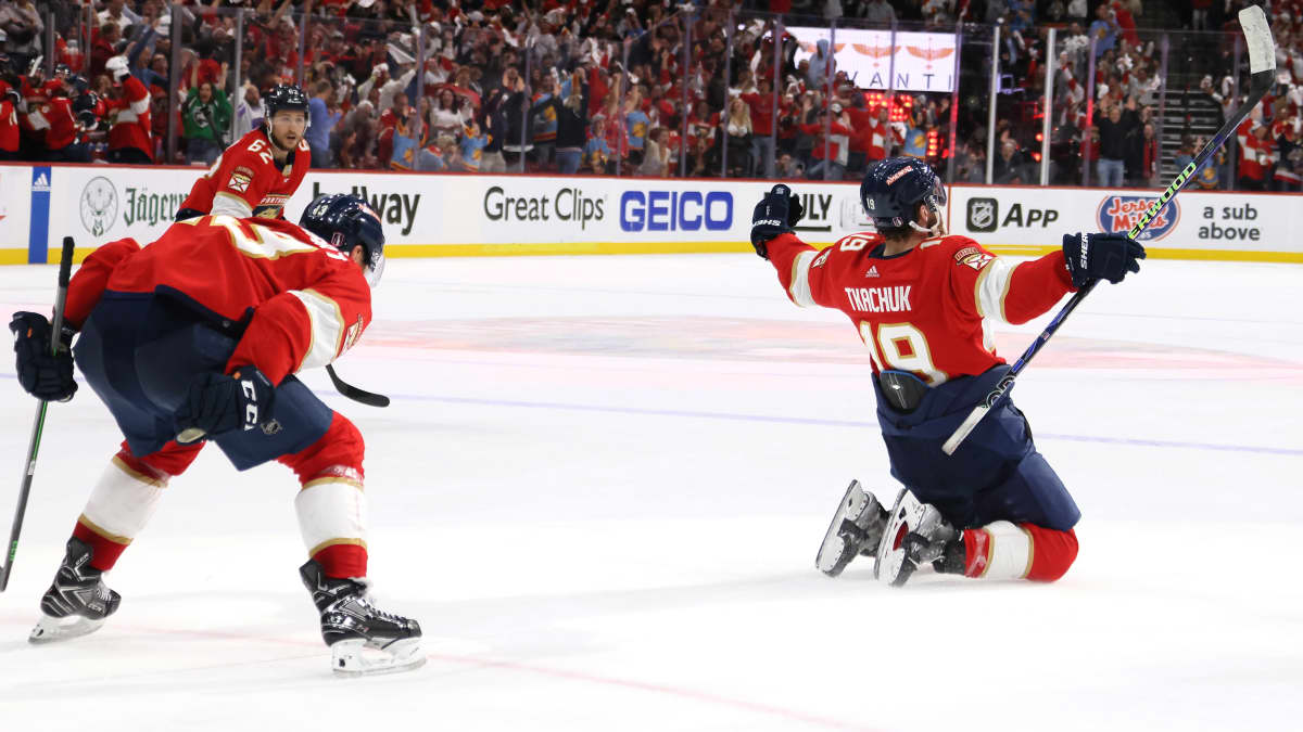 Matthew Tkachuk tuulettaa voittomaalia.
