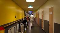 Sjukskötare Janne Smeds går i en korridor i Vasa centralsjukhus.