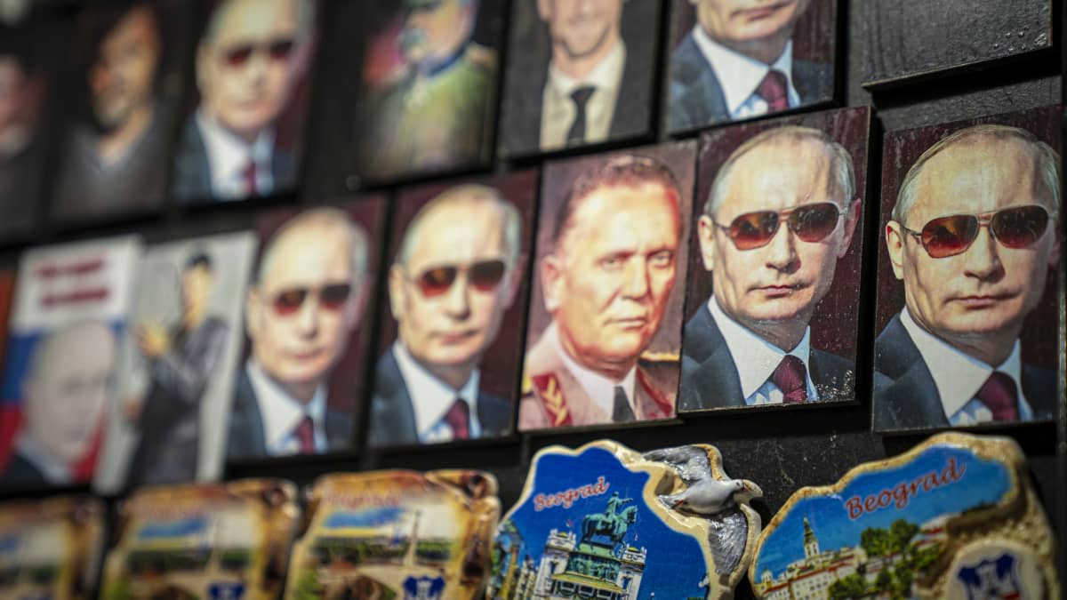 Venäjän presidentti Vladimir Putinen kuvilla varustettuja magneetteja Belgradissa.