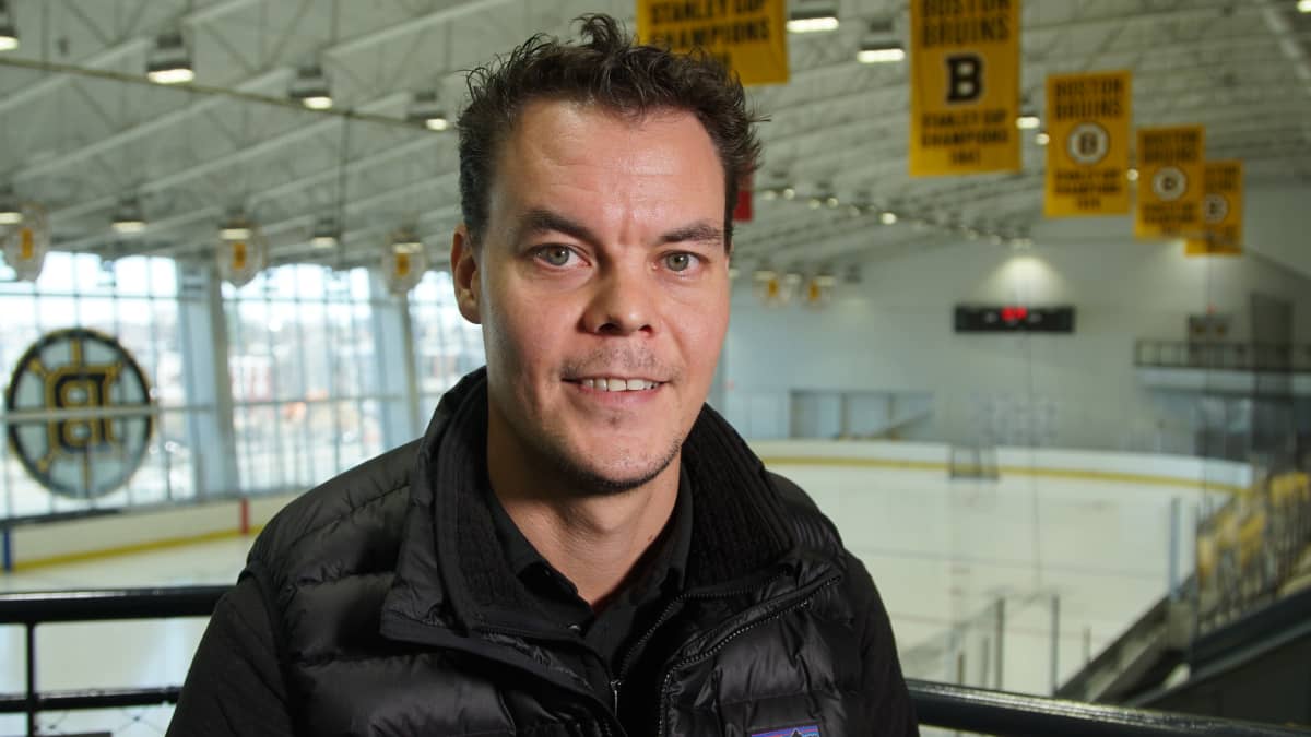 Tuukka Rask poseeraa harjoitushallissa