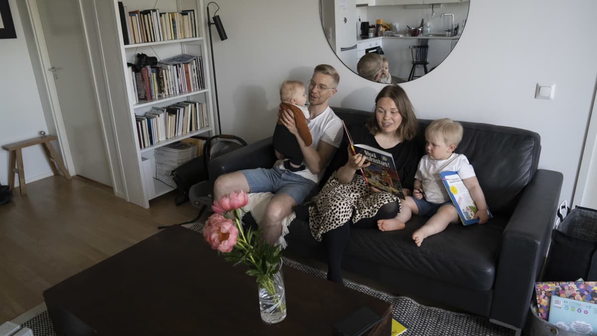 Olli-Pekka ja Johanna Pohjantaival lapsiensa Urhon 3kk. ja Aaron 2v. kanssa kotona Martinlaaksossa.
