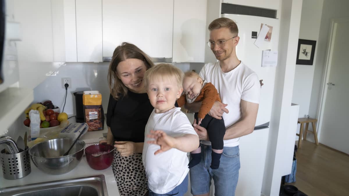 Olli-Pekka ja Johanna Pohjantaival lapsiensa Urhon 3kk. ja Aaron 2v. kanssa kotona Martinlaaksossa.