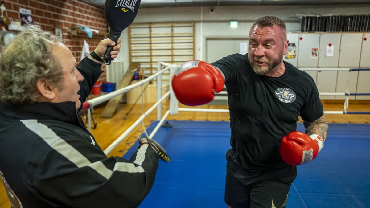 Ammattinyrkkeilijä Mika Mielonen harjoittelee lyöntejä nyrkkeilykehässä.