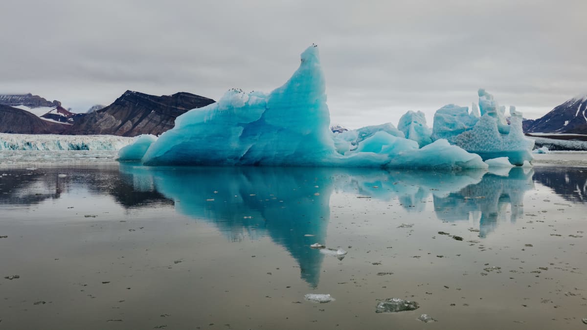 Jäätiköstä irronnut jäävuori kelluu vedessä.