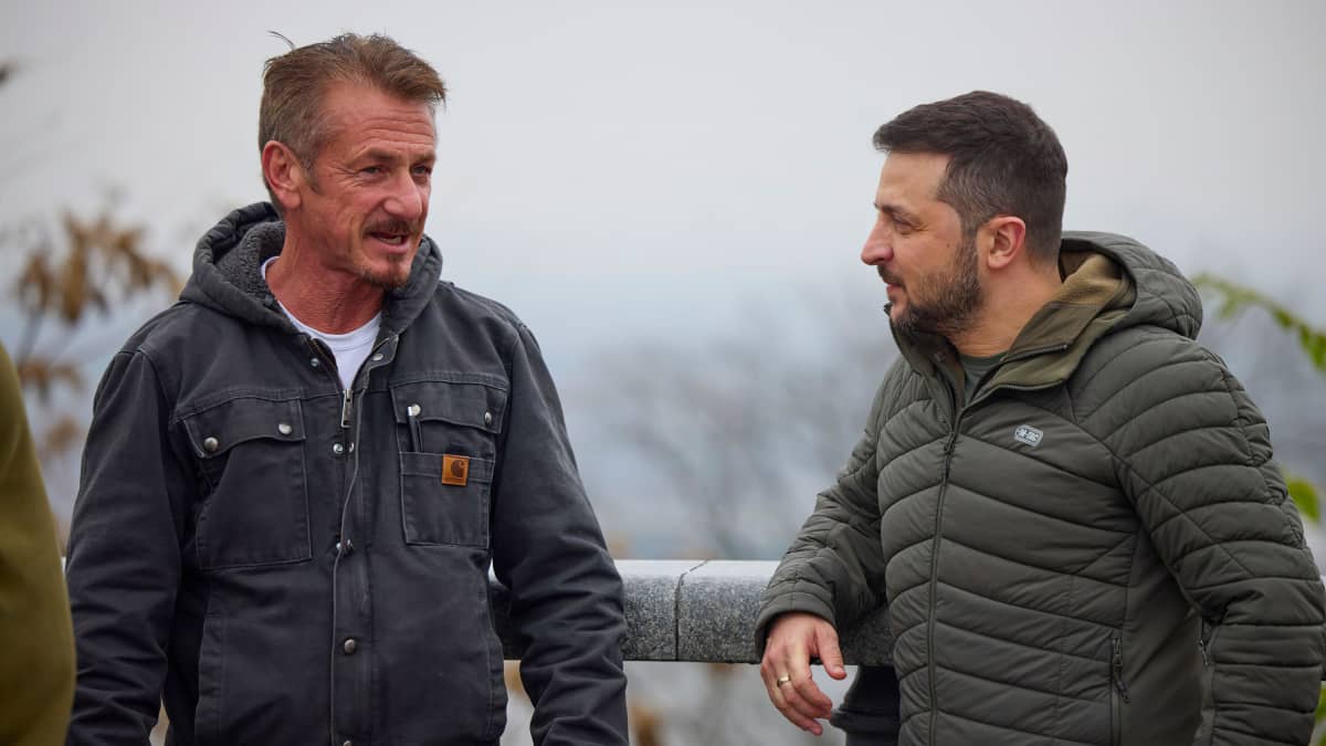 Sean Penn ja  Volodymyr Zelenskyi keskustelevat.