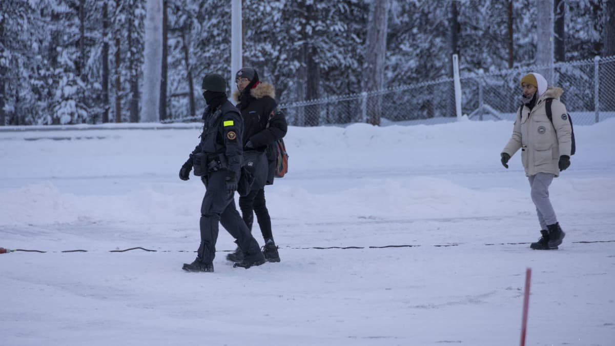 Ihmisiä tuli päivällä Inarin Raja-Joosepin raja-asemalle. Kuva: Juuso Stoor / Yle