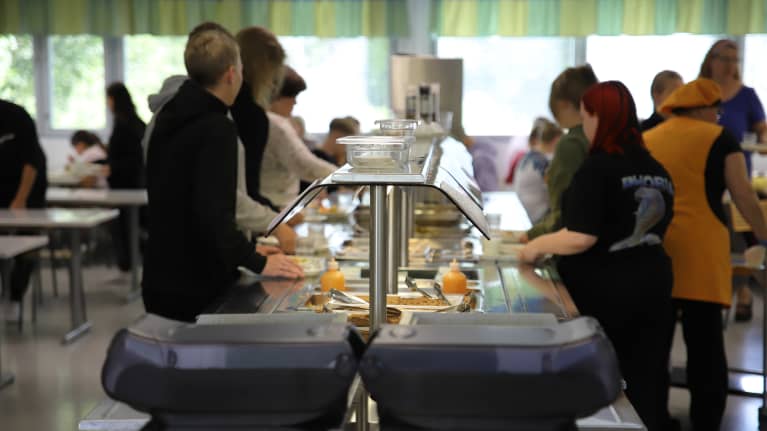 Hirvelän koulun oppilaat ottamassa kouluruokaa ruokalinjastolla.