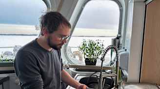 Ihminen tiskaa aluksella.