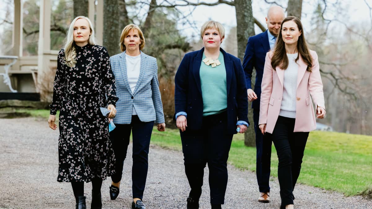 Maria Ohisalo, Anna-Maja Henriksson, Annika Saarikko, Jussi Saramo ja Sanna Marin kesärannassa.