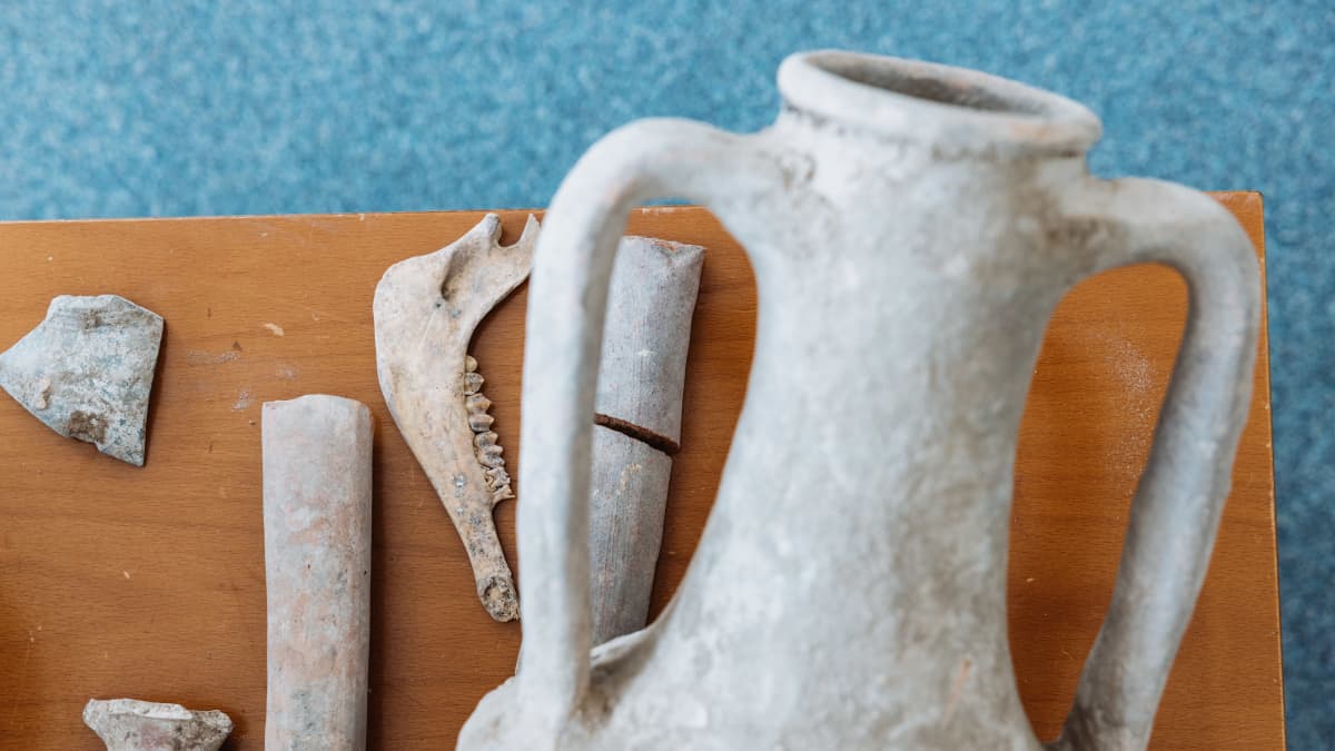  Sotilaiden löytämät amforat ja muut esineet tuotiin Odessan arkeologiseen museoon.
