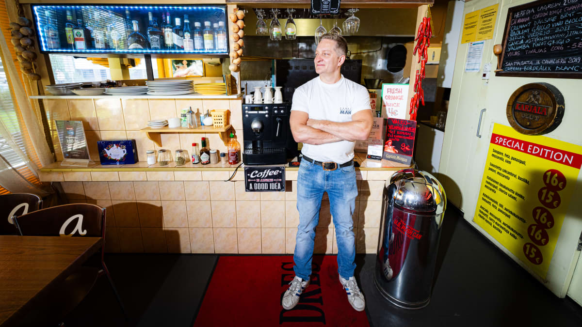 Kortepohjassa sijaitsevan Cafe Alfan omistaja Sergey Tychinin seisoo ravintolassaan.