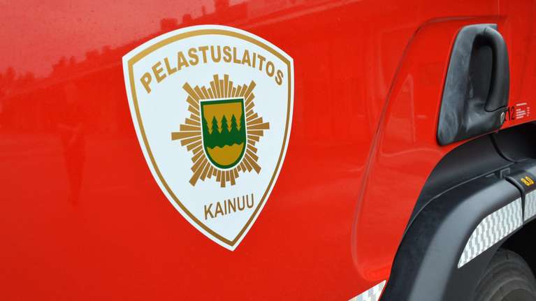 puutavararekka-k-vi-kyljell-n-kuhmossa-tie-jouduttiin-sulkemaan