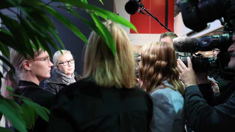 Anneli Auer vastaamassa toimittajien kysymyksiin Varsinais-Suomen käräjäoikeudessa 21.10.2025. ennen seksuaalirikosjutun uutta käsittelyä.