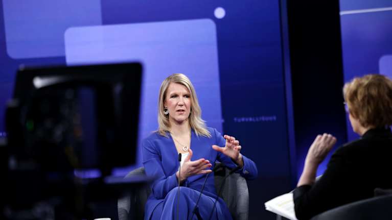 Sari Multala istuu tv-studiossa.