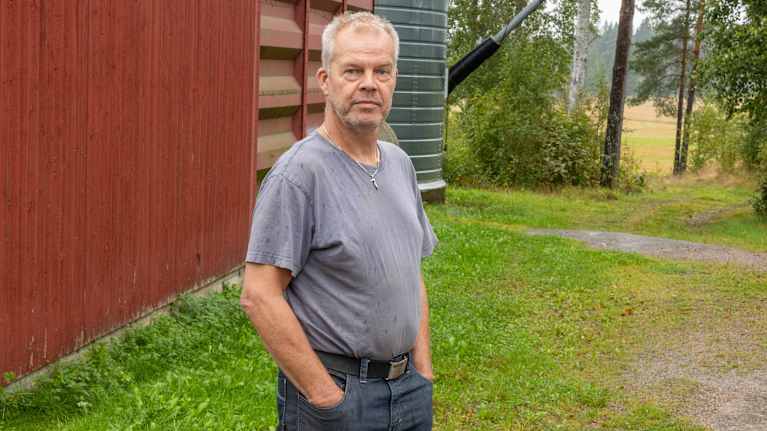 Jordbrukaren Thomas Antas står framför en sädestork.